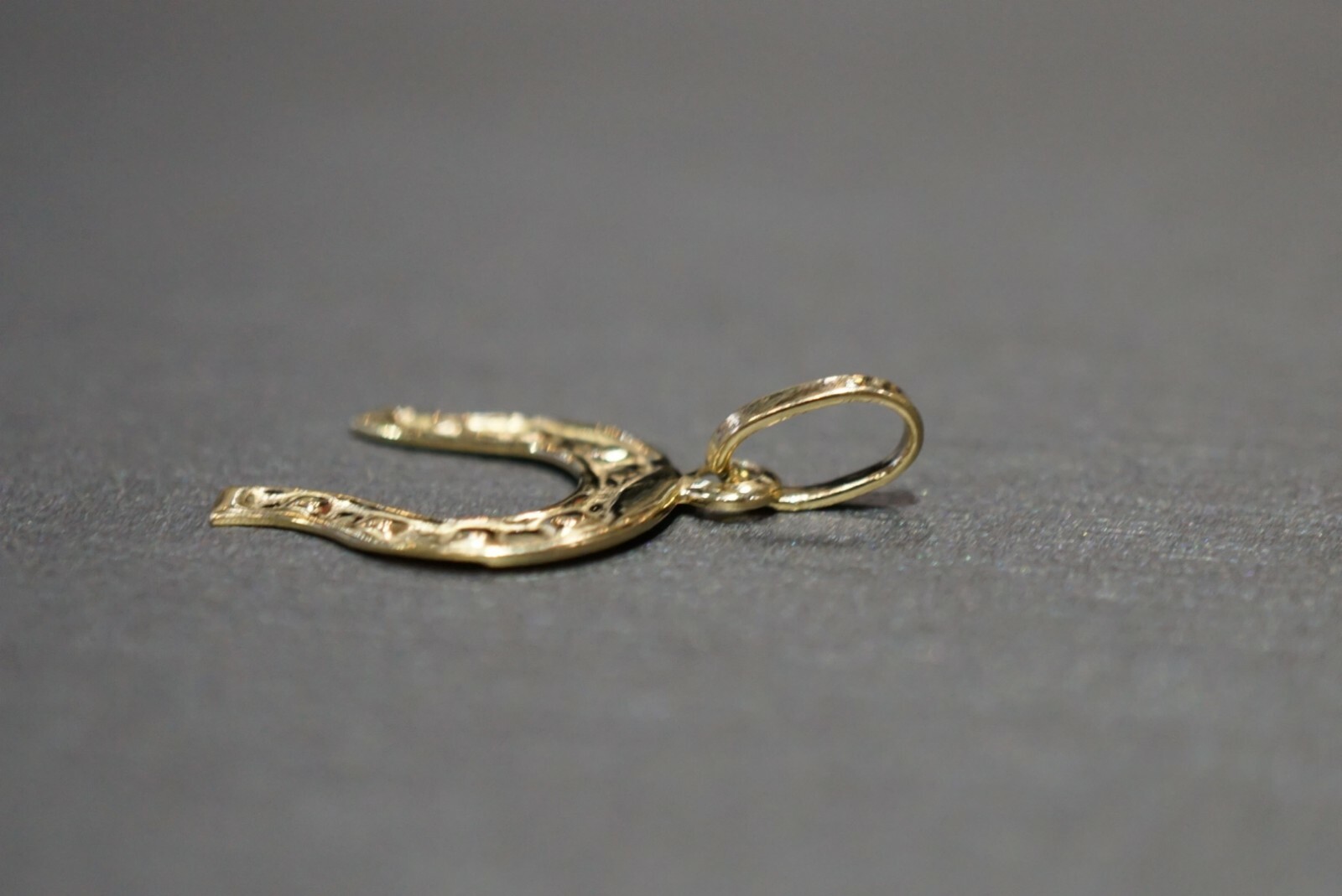 14K Solid Yellow Gold 1″ Thin And Light Weight Horseshoe Charm Pendant.