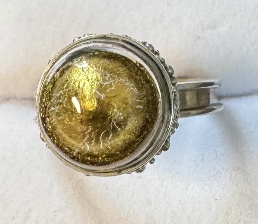 Interesting ornate sterling silver ring with stylish gold glass dome sz 7