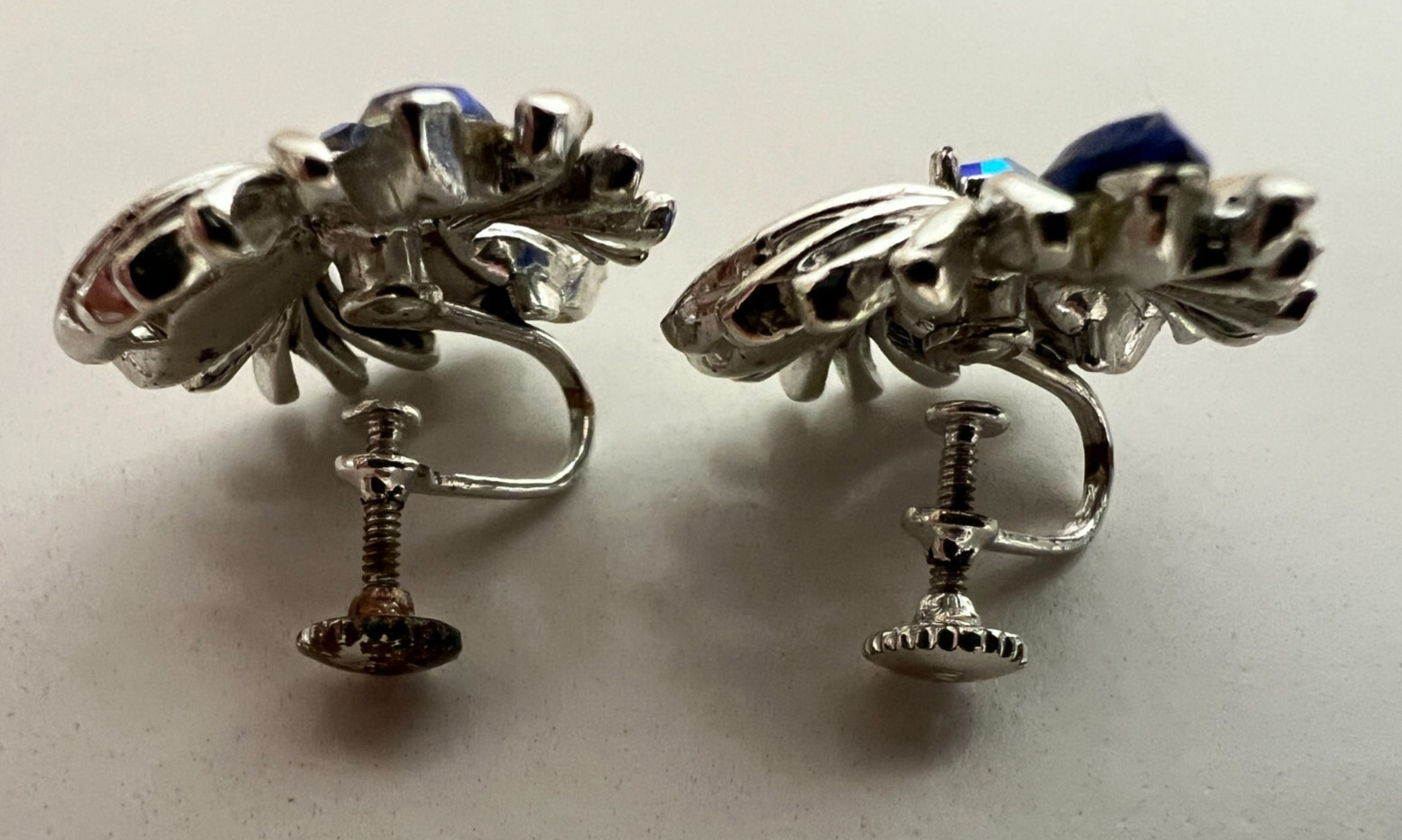 STAR – Silvertone and Blue Rhinestone Screw back Earrings – vintage undated