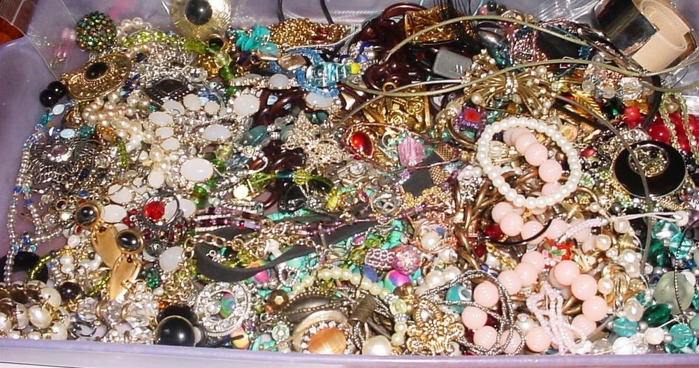 UNTESTED Vintage Modern Jewelry Junk Craft Lot Pieces Part Brooches Bracelet +++