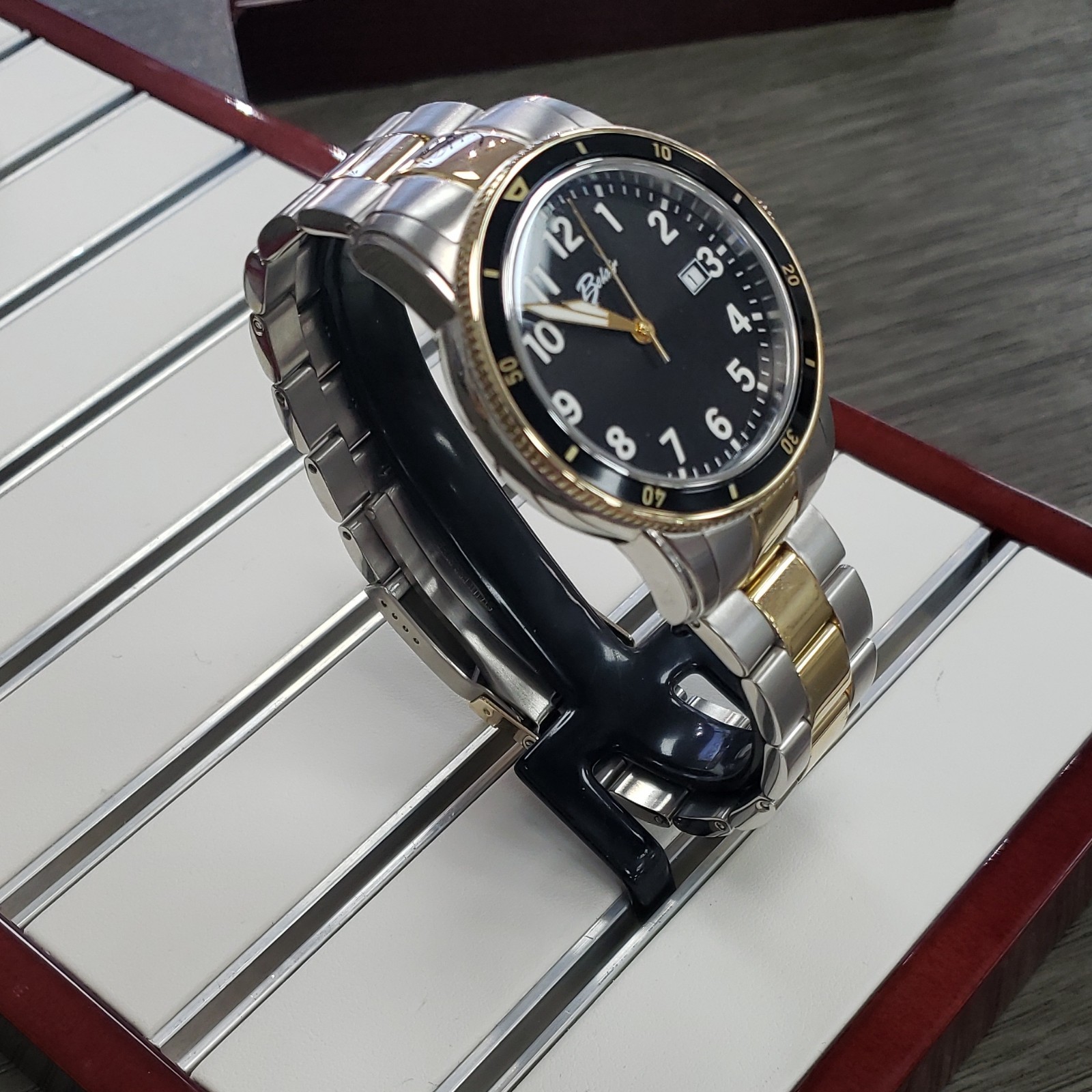 Belair Analog Wristwatch Black Dial