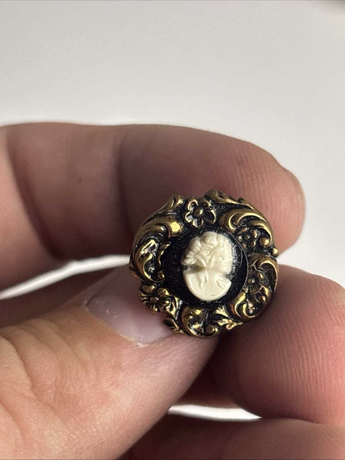 Vintage Cameo Screw Back Earrings