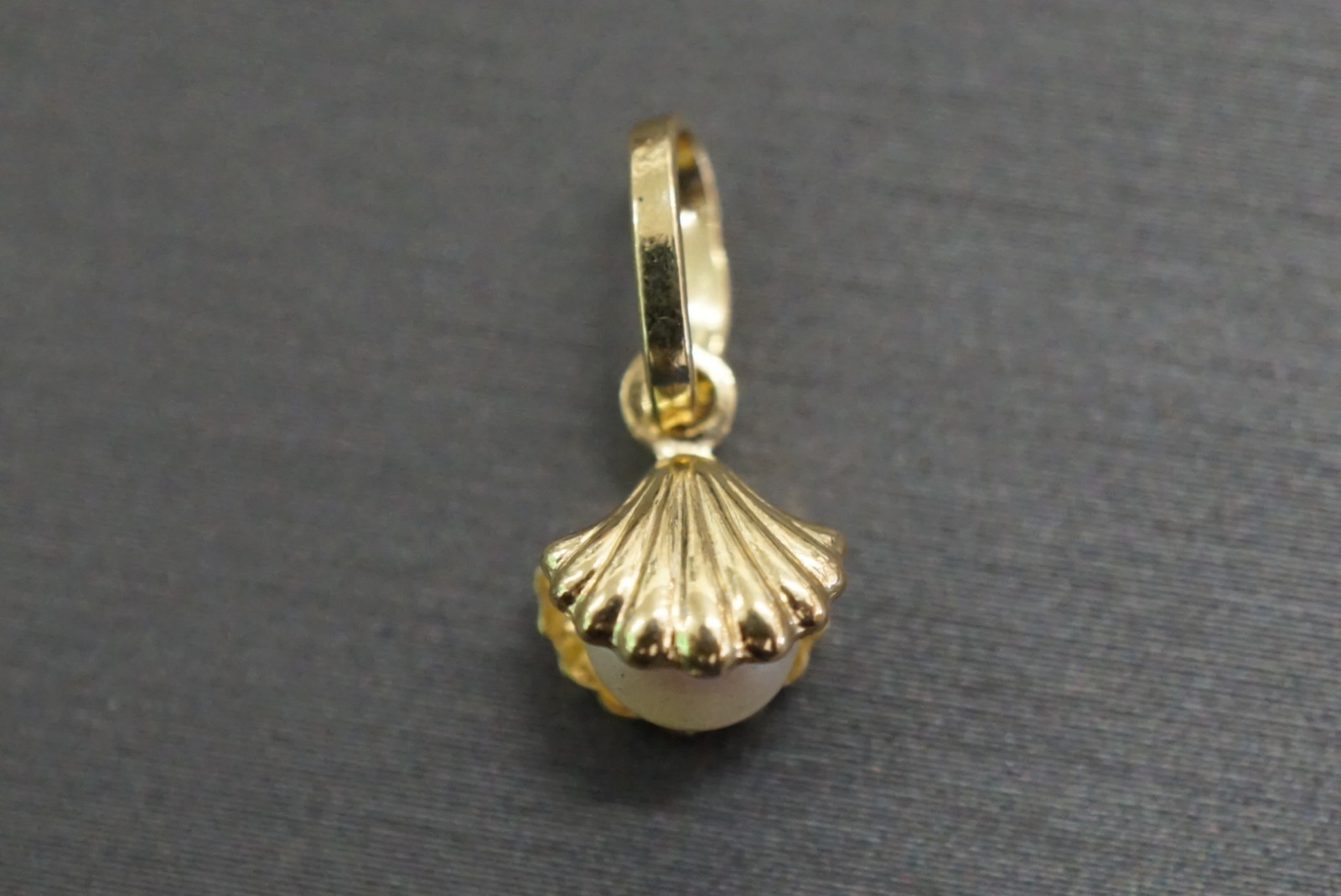 14K Solid Yellow Gold 3D Tiny Shell With 5MM Pearl 0.5″ Charm Pendant.