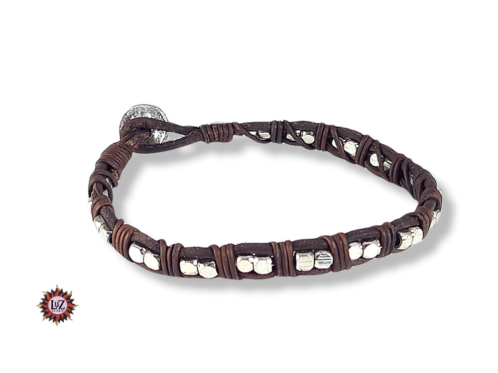 Bracciale in cuoio marrone naturale e pepite metallo – Regolabile