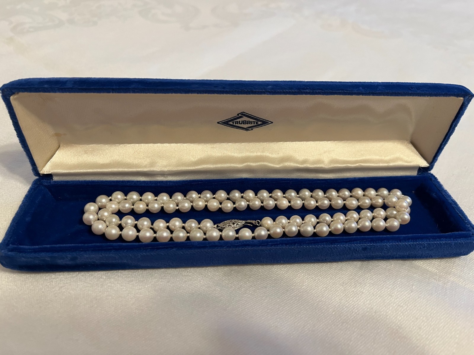 Vtg 24″ Genuine Pearl Hand Knotted Necklace 14K Clasp Clean In Case XLNT