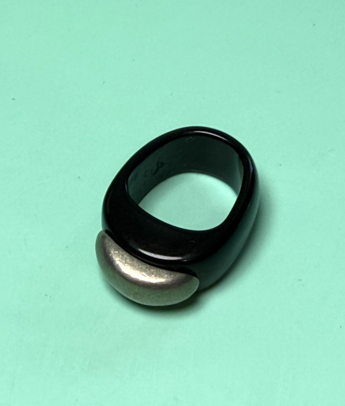 1990s Designer Signed Pitaniello Boston Black Lucite Pewter Ring Sz 5 Modernist