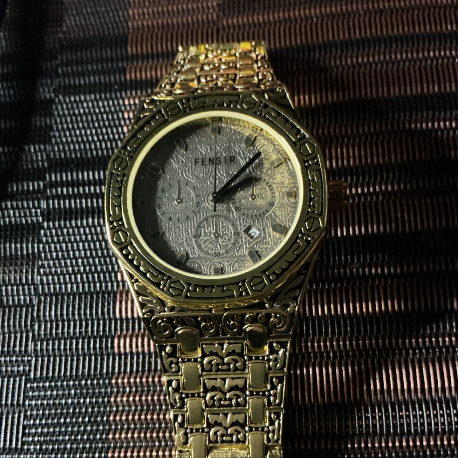 Fensir Analog Wristwatch Gold Etched Dial Metal Bracelet Water-Resistant Date