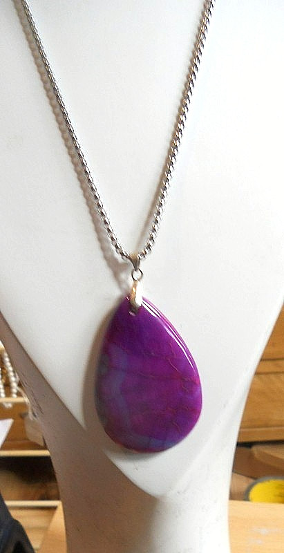AGATE Pendant Purple teardrop 50x33mm on silver chain 20″long