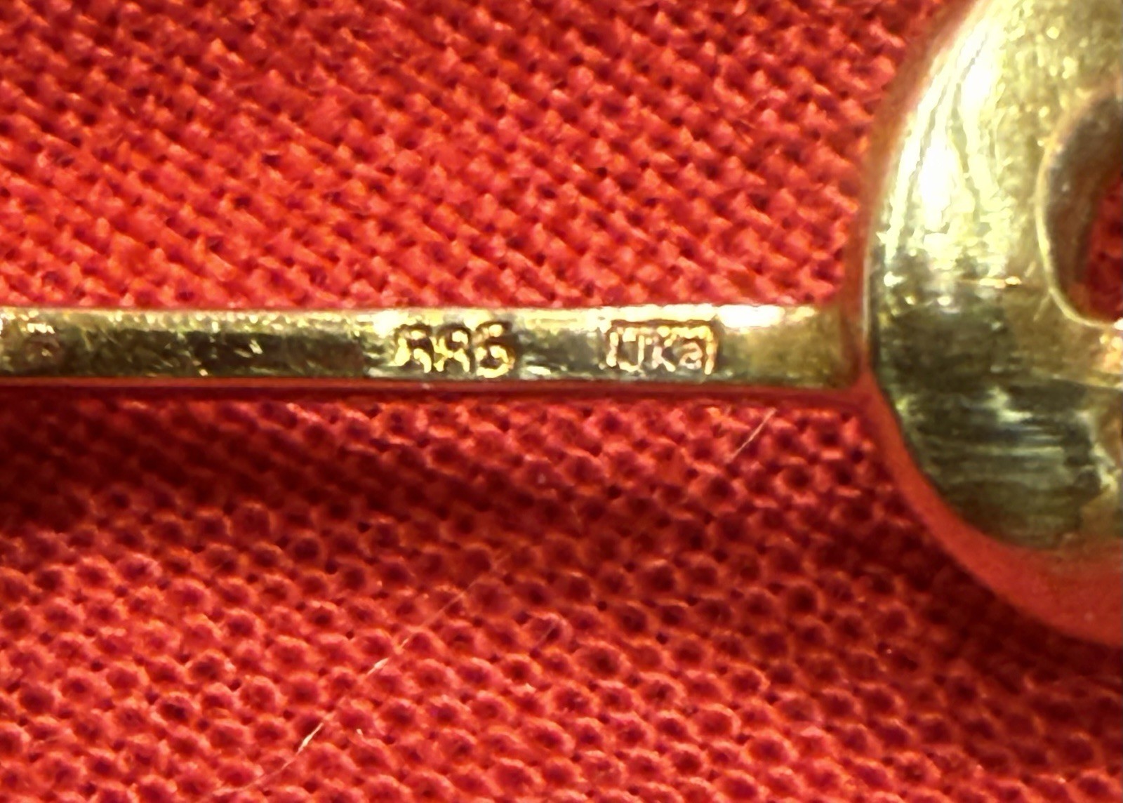 Vintage 14k Gold Bar Brooch With Looping Ribbon Design Accented With Diamonds