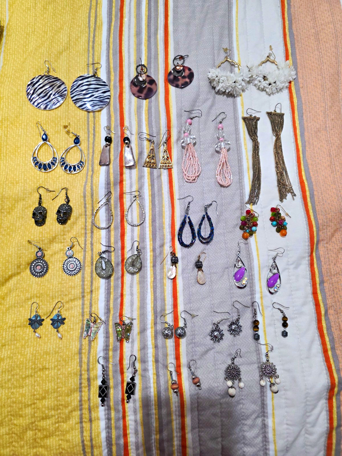 Mixed Lot Of 24 Pc Women’s Fashion Dangle Earrings Multicolor Mixed Metals