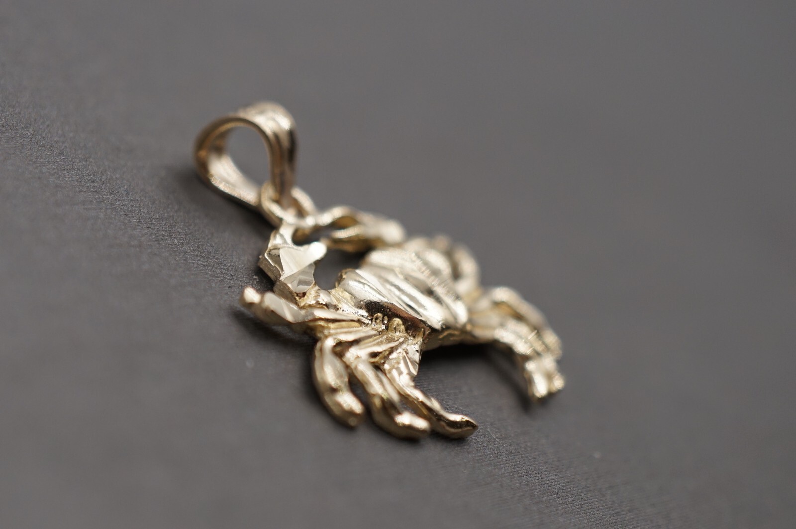 10K Solid Yellow Gold 0.8″ Diamond Cut Crab Charm Pendant.