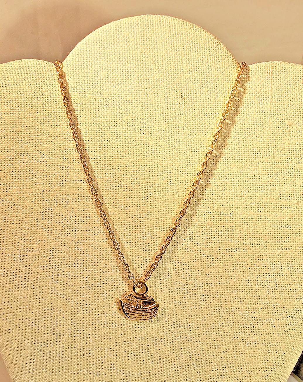 Bright gold tone Noah’s Ark pendant and 24 inch gold tone chain necklace