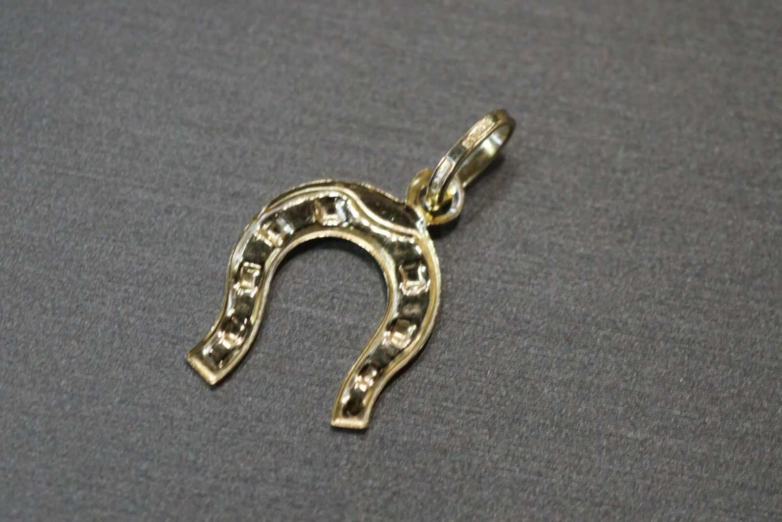 14K Solid Yellow Gold 1″ Thin And Light Weight Horseshoe Charm Pendant.
