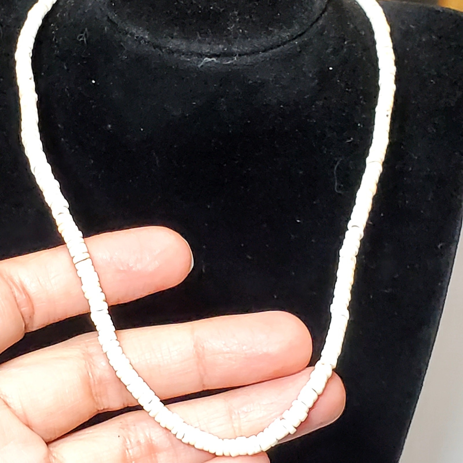 White Beaded Necklace 14″ Unsigned Barrel Closure Retro