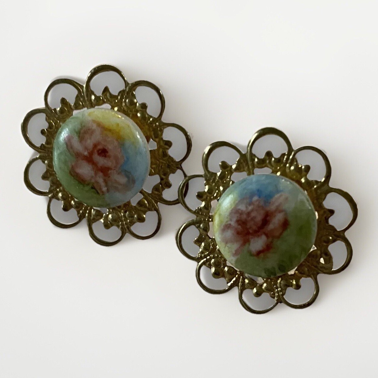 Screw Back Earrings Vintage Floral Round Gold Tone (non Piercing)