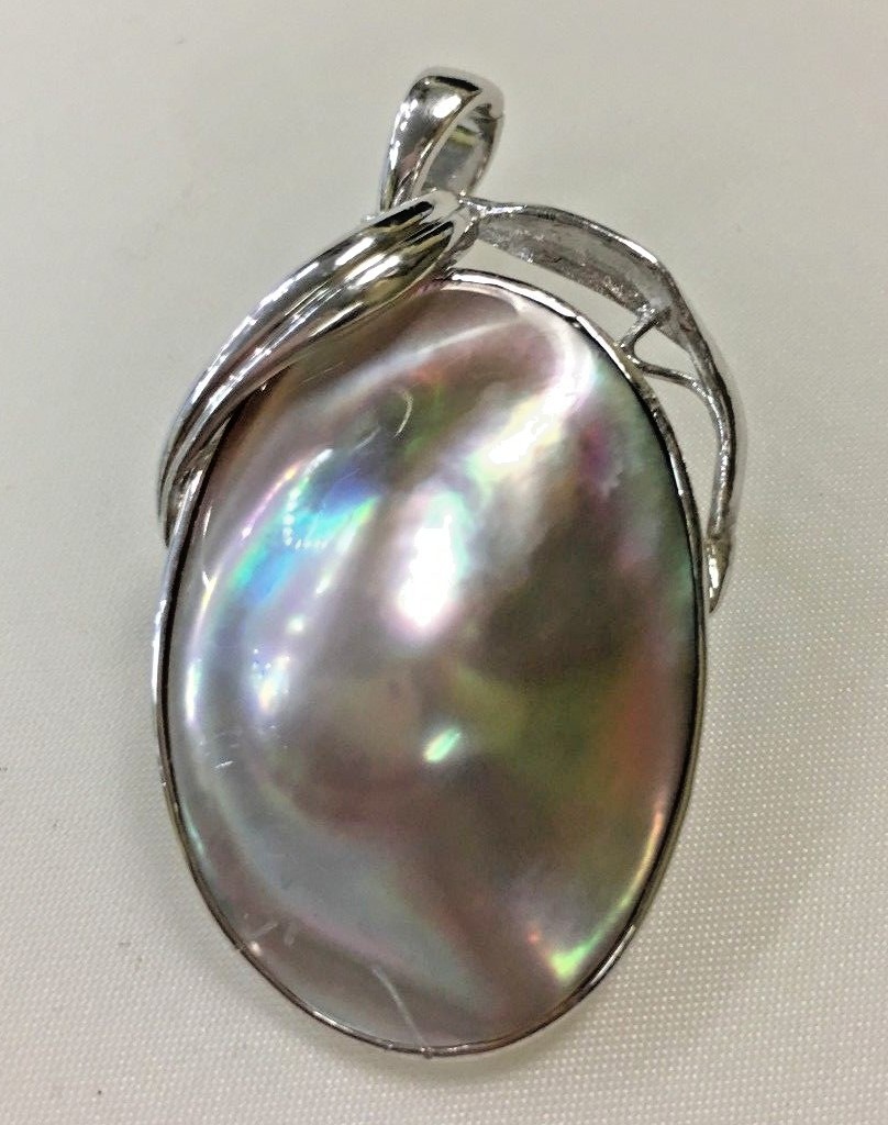 14k White Gold Pendant with Mother of Pearl ( 7.7 grams )
