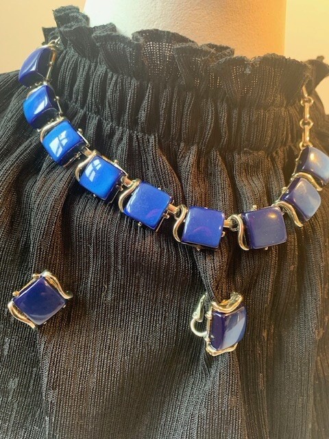 Vintage Coro,15in navy blue and sliver tone chocker and clip on earrings set