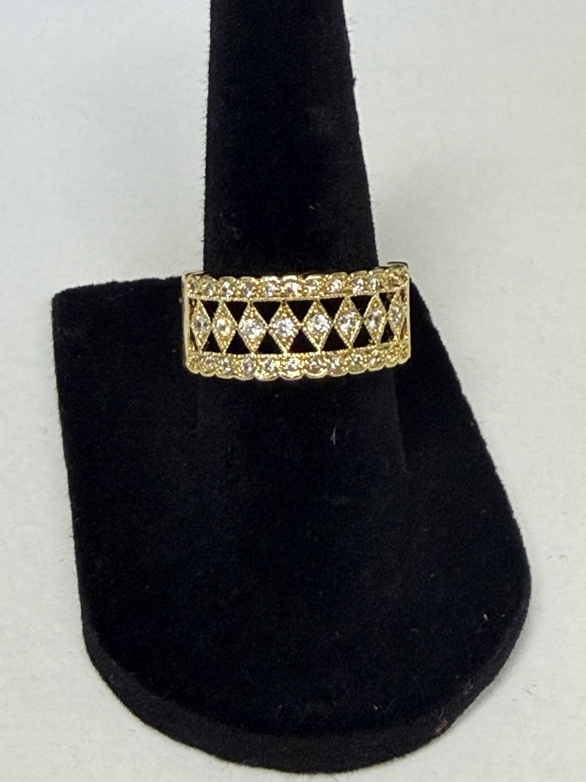 Size 6 Gold toned ring diamond-like stones in a repeating diamond pattern