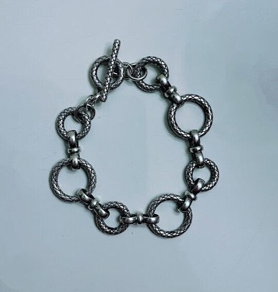8.5 in silver tone bracelet interlocking ring chain circles different sizes