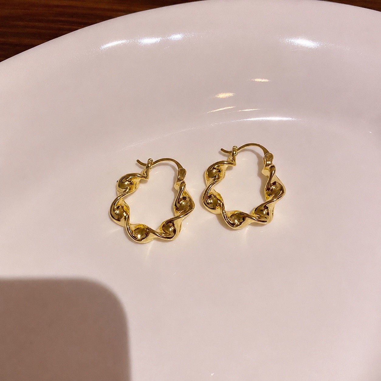 18K Gold Plated Twisted Huggie Hoop Earrings Minimalist Textured Wavy Hoop B55