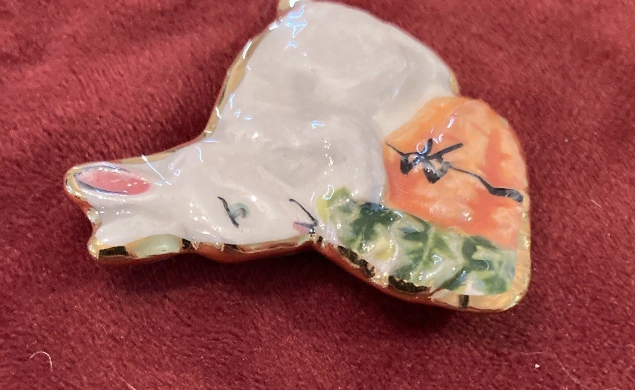 Vintage 2” Hand Painted Ceramic Easter Bunny Rabbit W/Bunch Of Carrots | J815
