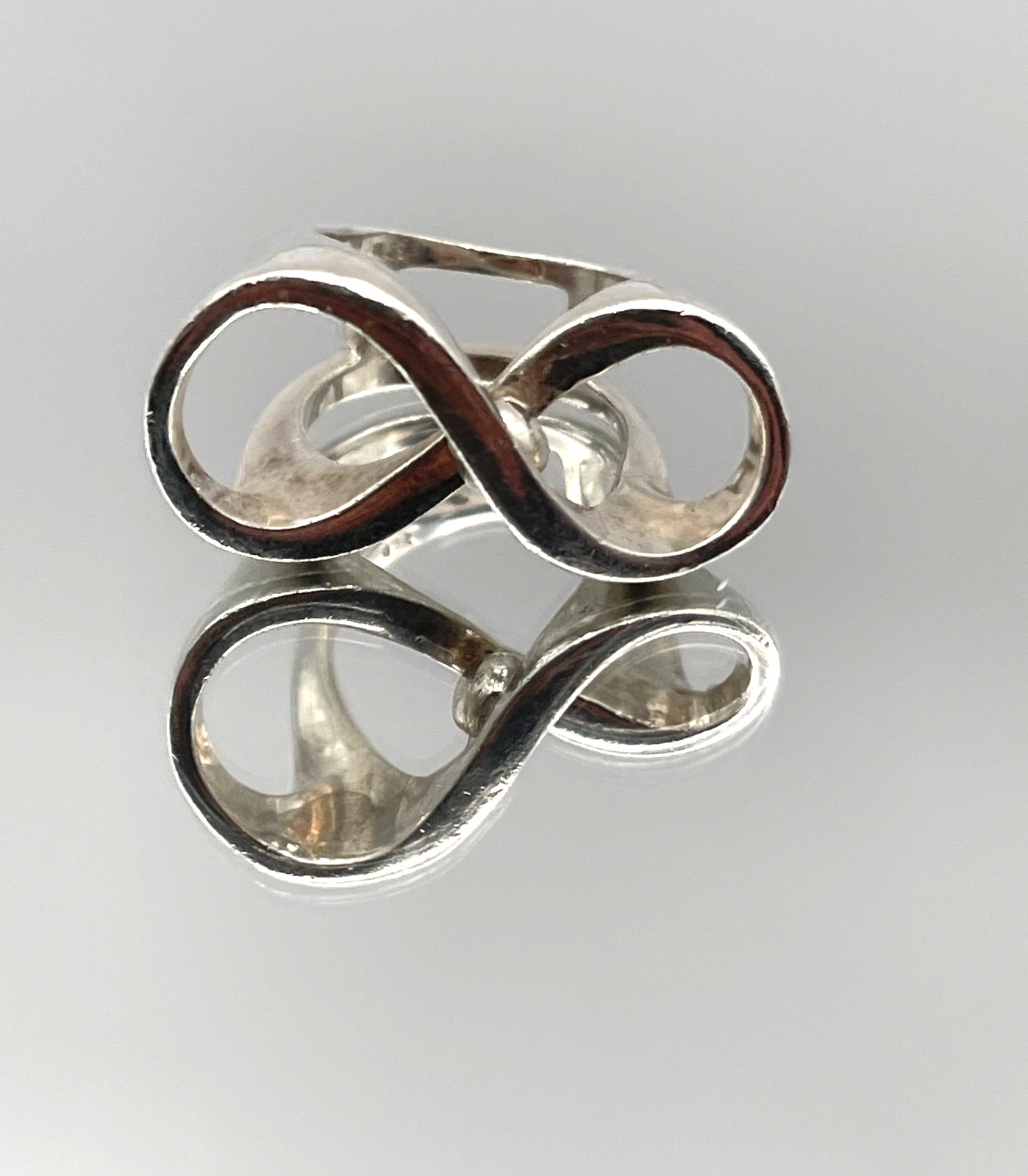 925 Sterling Silver Solid Infinity Symbol Ring Size 8. Weight: 12.0g Heavy piece