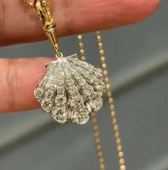 2 Ct Round Cut Simulated Diamond Shell Pendant Necklace 14K Yellow Gold Plated