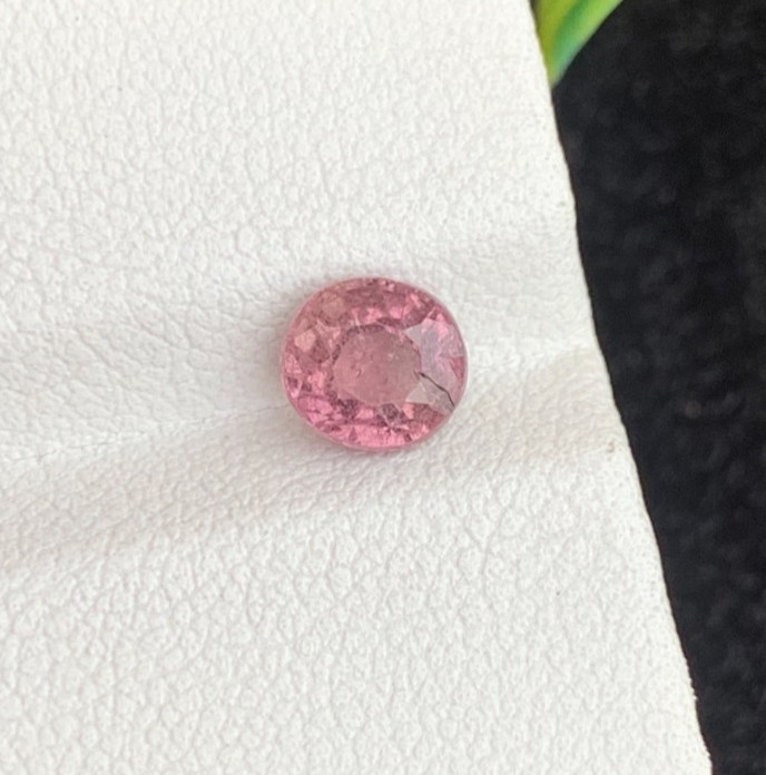 1.28 Carats Natural Peach Pink Sapphire Gemstone with Round Shape from Sri Lanka