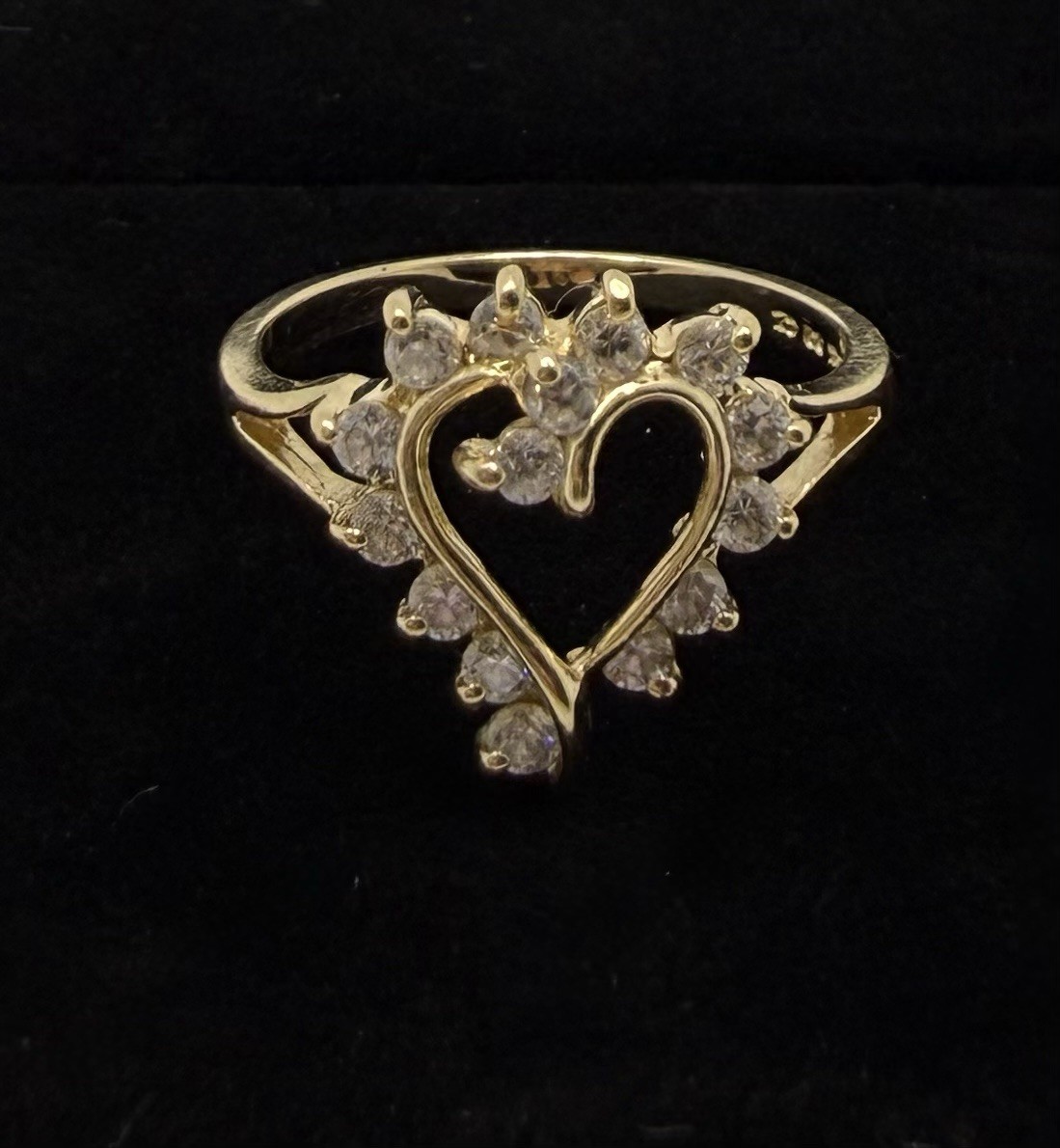 14 K Gold Heart Ring. Size 6.5. (total weight 3.1g)