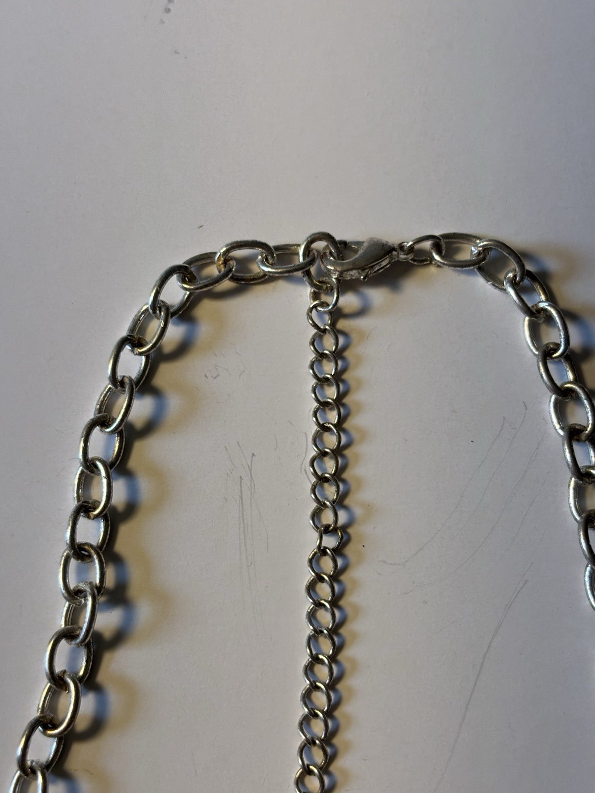 Silver Tone Chain Necklace with Dangling Silver & White Round Disc 16″