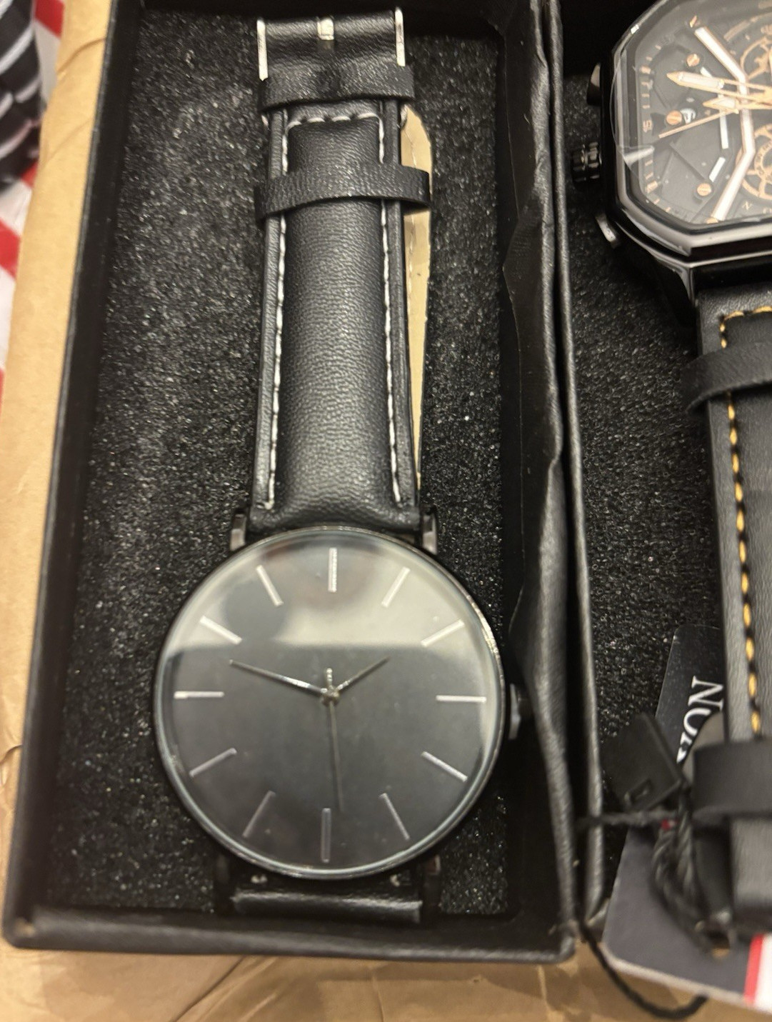 Black Analog Wristwatch Leather Strap 12-Hour Dial Baton Indexes Round Case