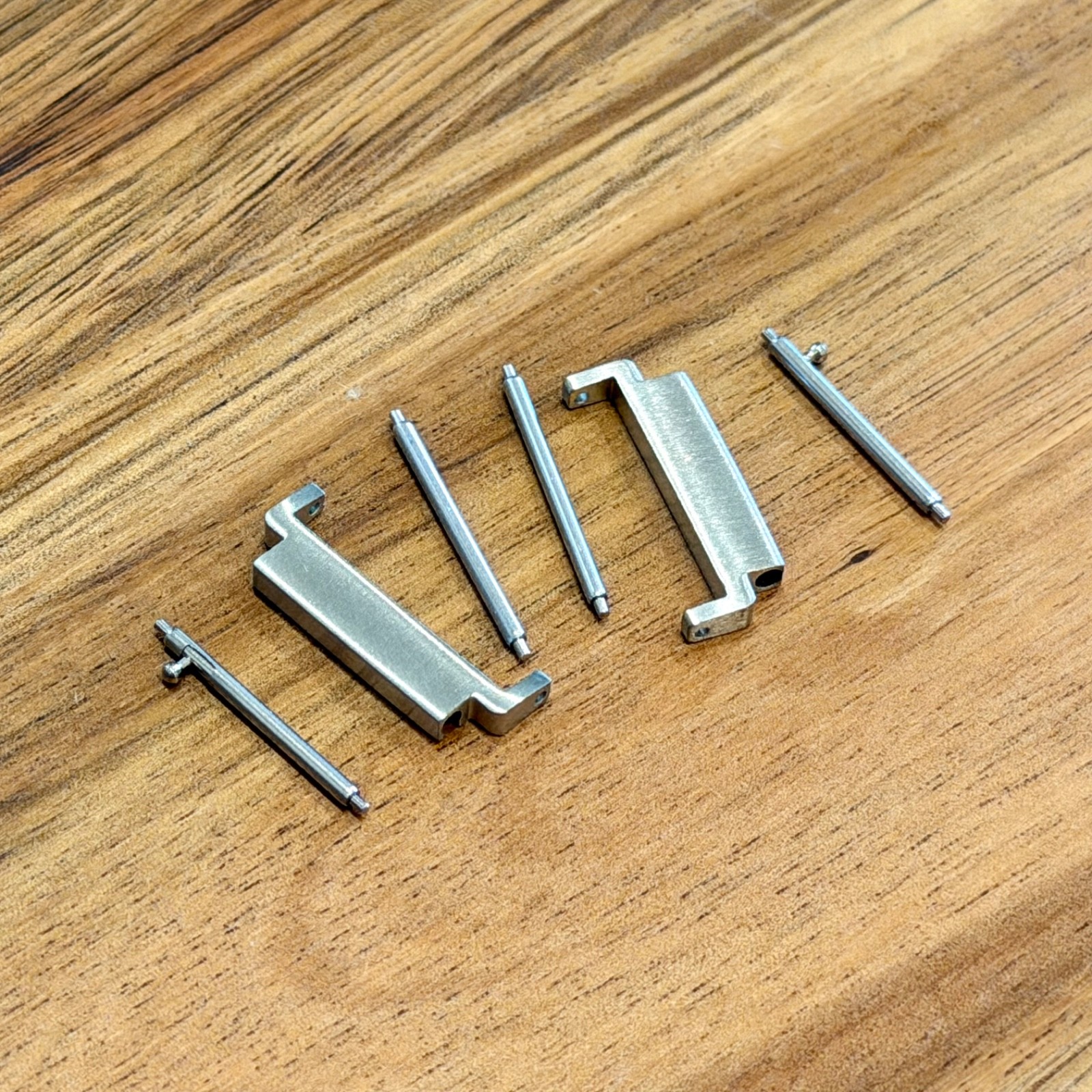 18mm to 20mm Watch Strap Connector Adapter – Stainless Steel, Brushed Silver
