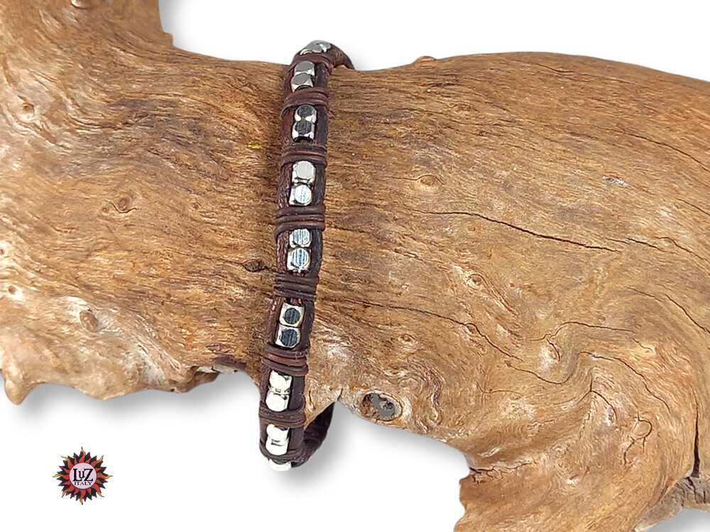 Bracciale in cuoio marrone naturale e pepite metallo – Regolabile