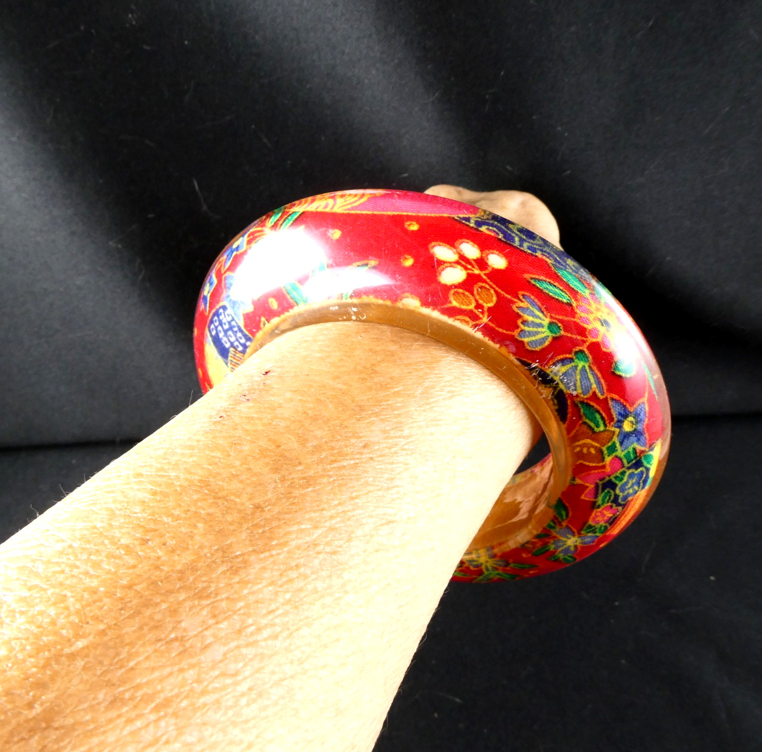 Vintage Acrylic Lucite Chunky Bangle Bracelet Red Floral Print 1″ Wide 70’s