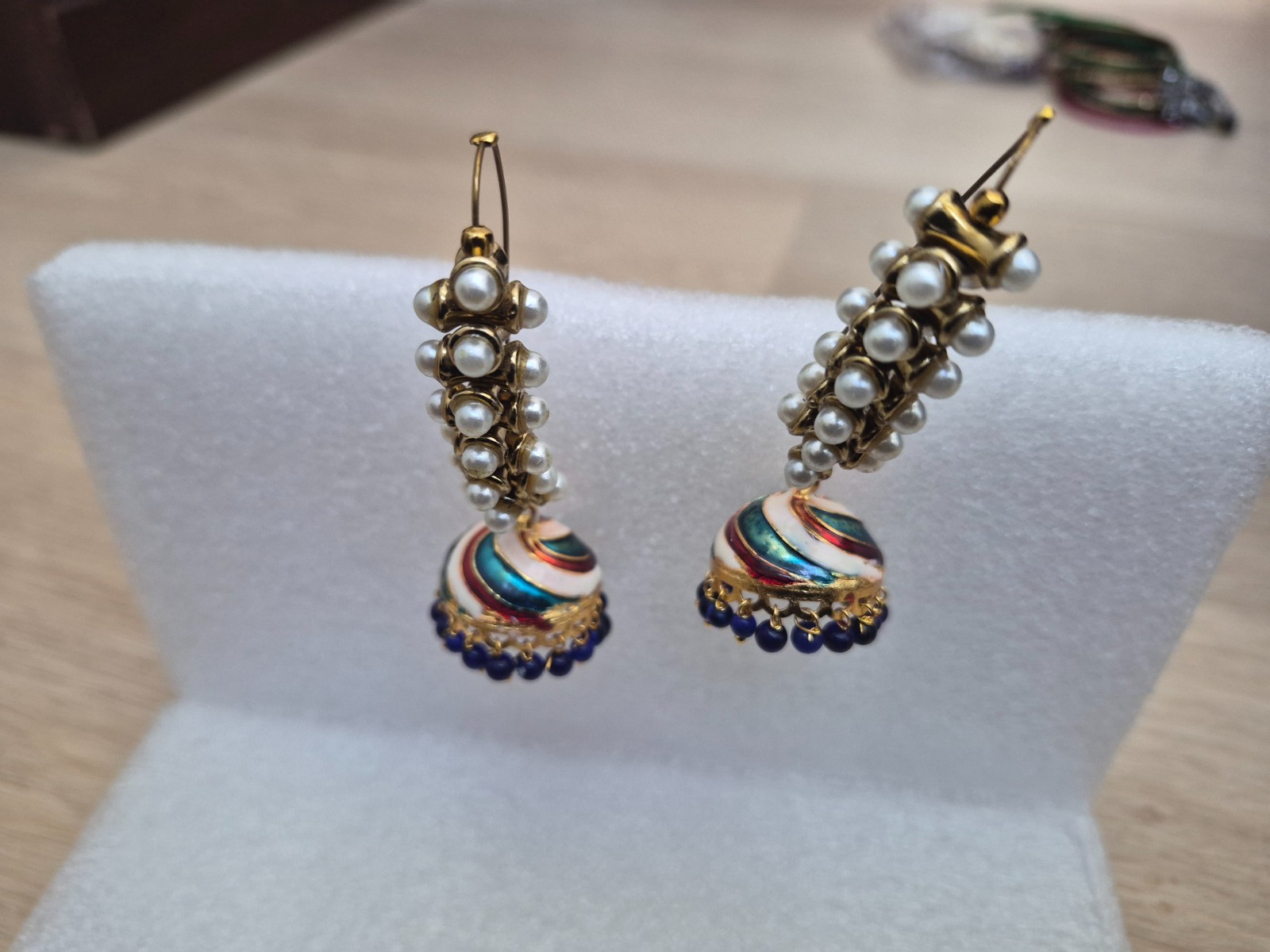 Classy design with pearls vintage earrings for women