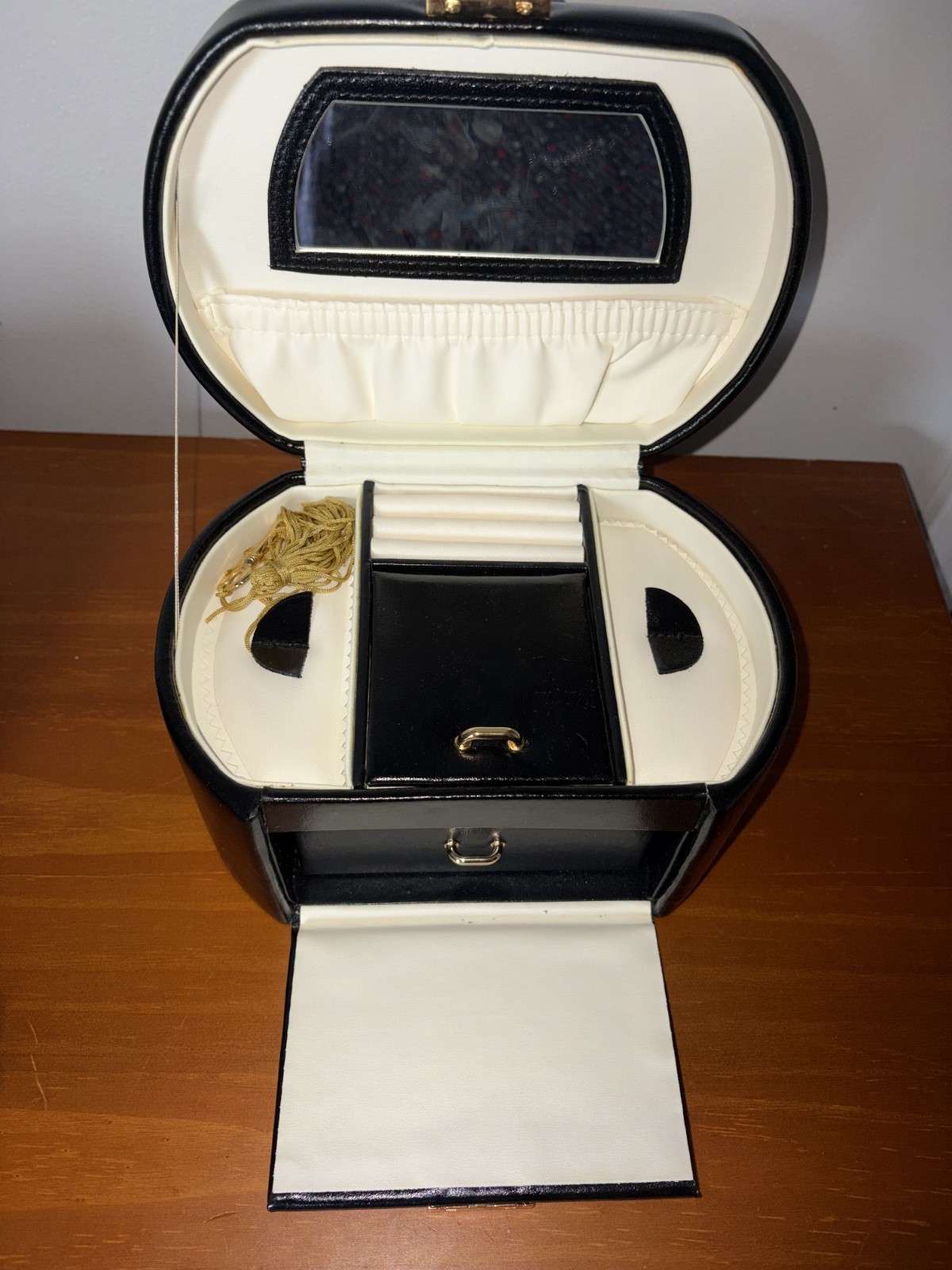 Lockable Wolf Designs Lined Black Leather Jewelry Box Case with Mirror