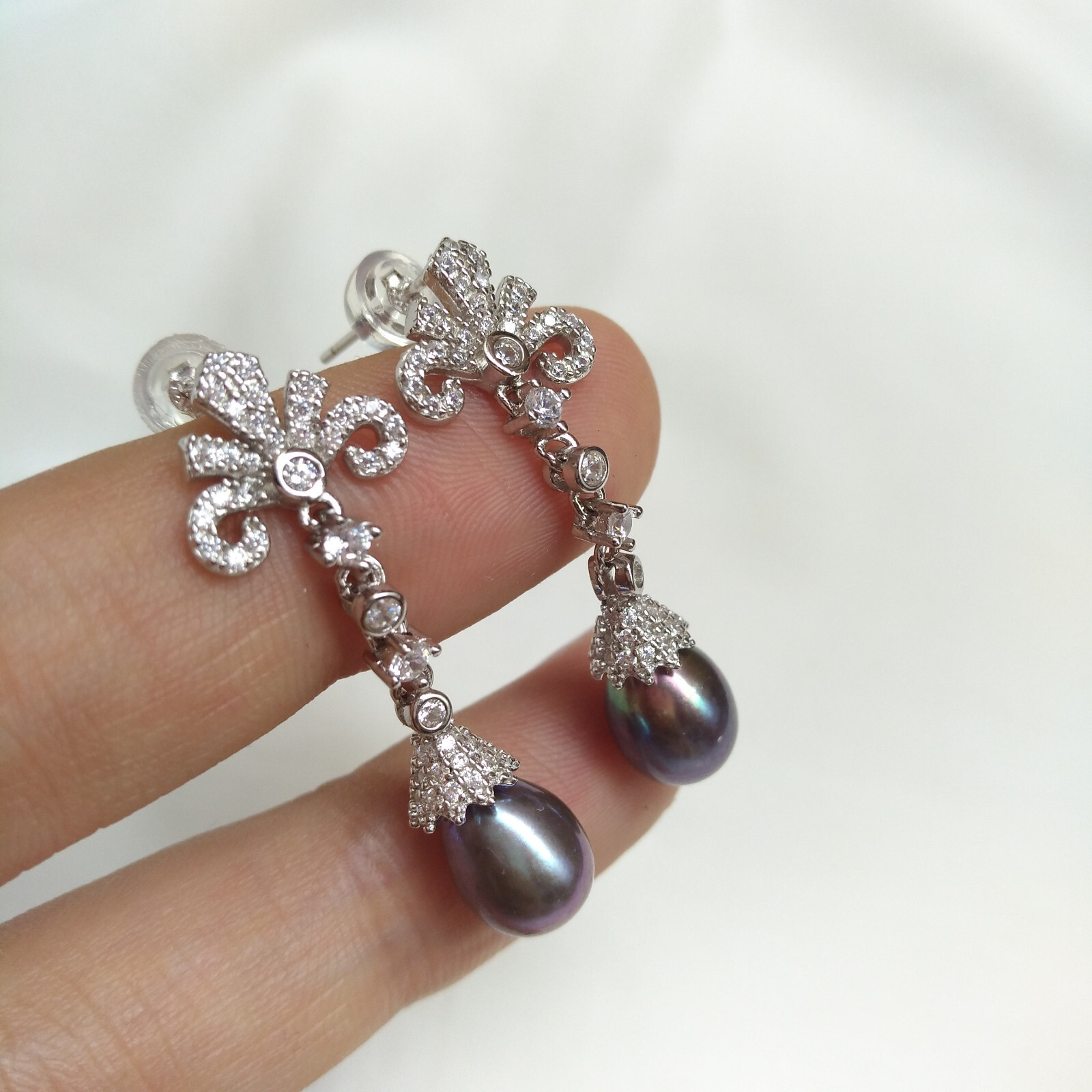New A Pair Beautiful Design 7x9mm Natual South Sea Black Pearl Earrings S925