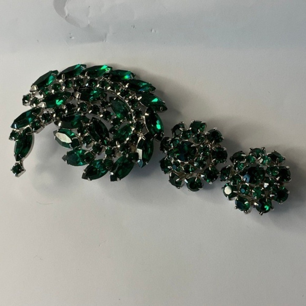 Kramer Brooch and Clip On Earrings Set Emerald Green Rhinestone Vintage