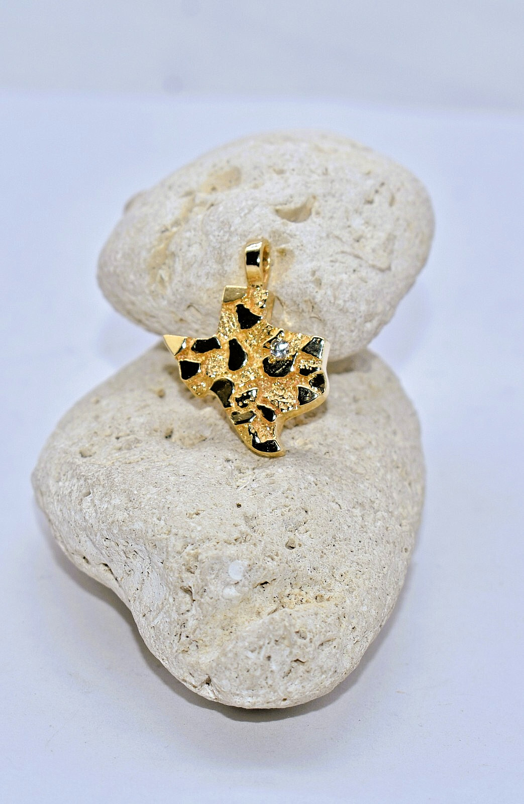 14 K Yellow Gold Nugget Texas State Pendant w/Diamond Acent 5.3 grams 1 inch
