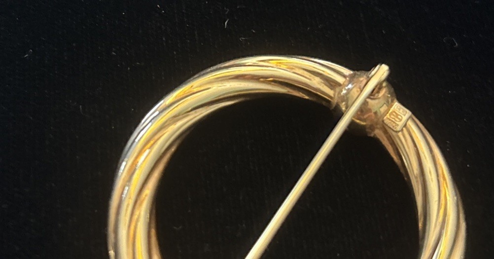 W E Richards Co twisted ribbon circle with ball pin. 1950’s 1/20 12k GF 4.54 g