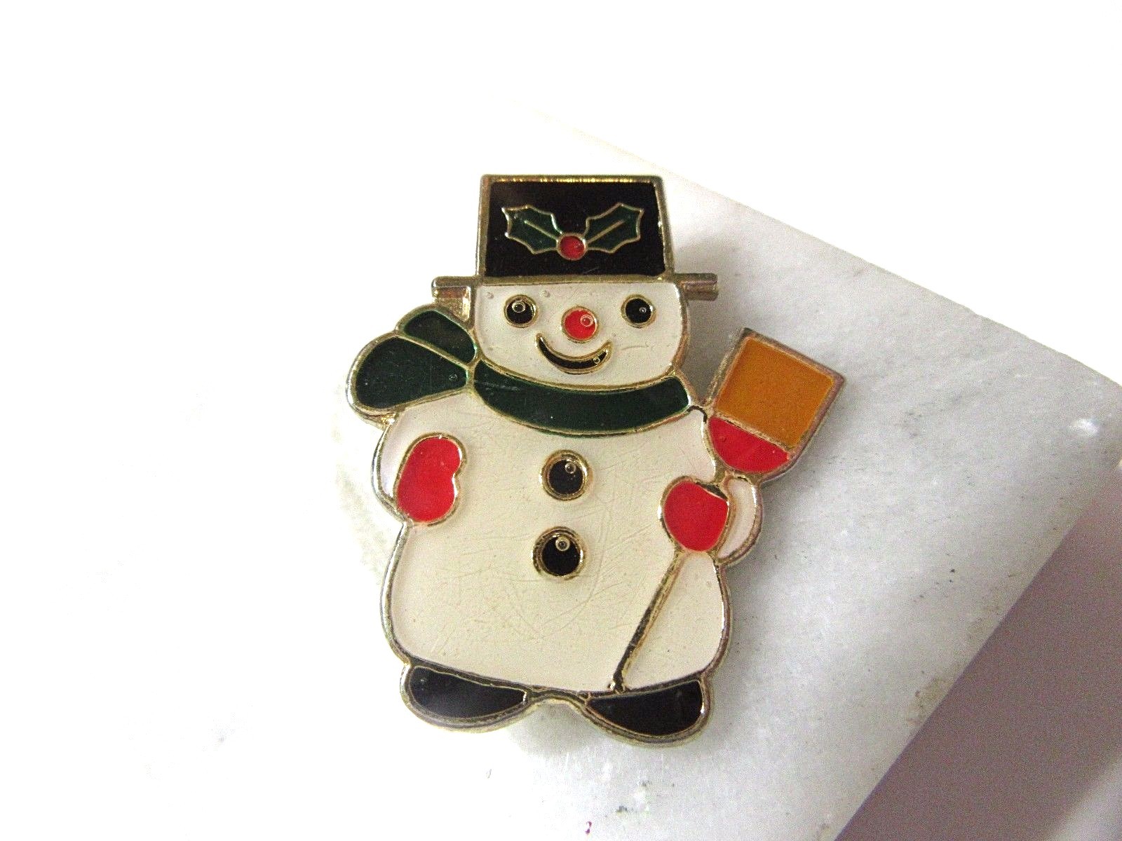 ENAMEL UNDER ACRYLIC SNOWMAN VINTAGE CHRISTMAS HOLIDAY PIN SIGNED KOREA 1970’S
