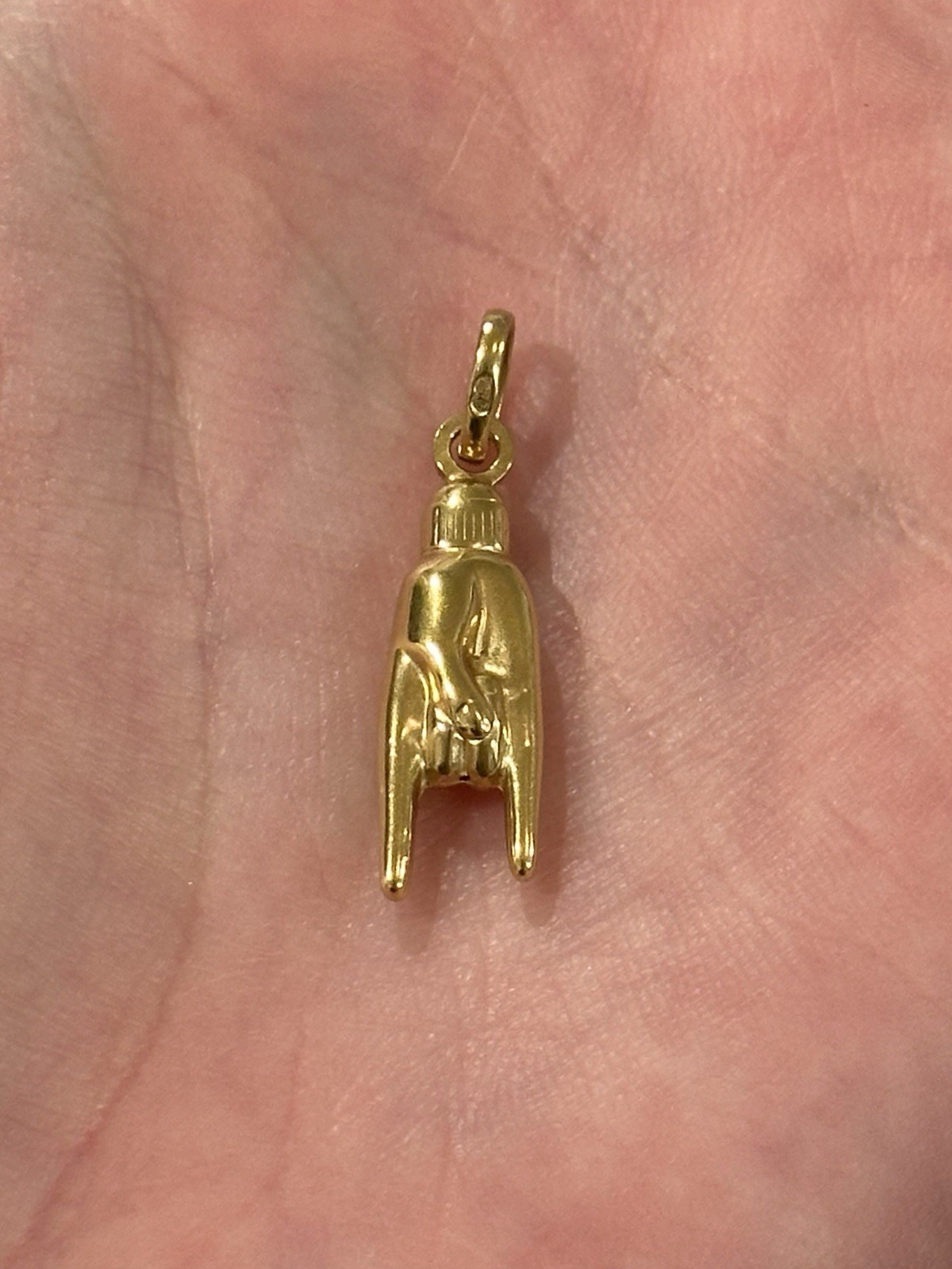 18k solid gold vintage UnoAErre mano cornuto charm pendant Italian rare