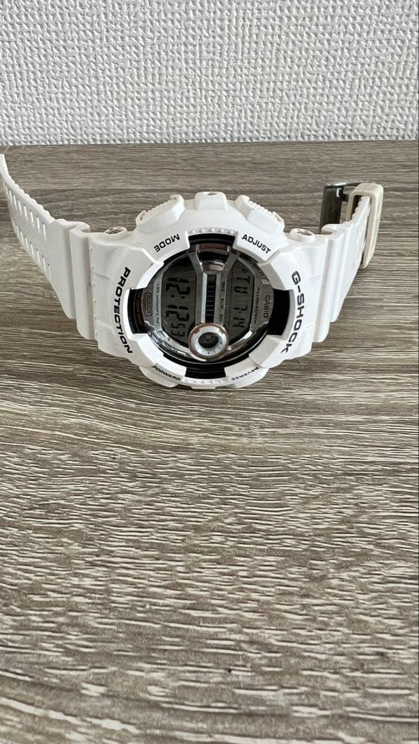 Excellent condition CASIO G-SHOCK white digital watch, 20 ATM water resistant.