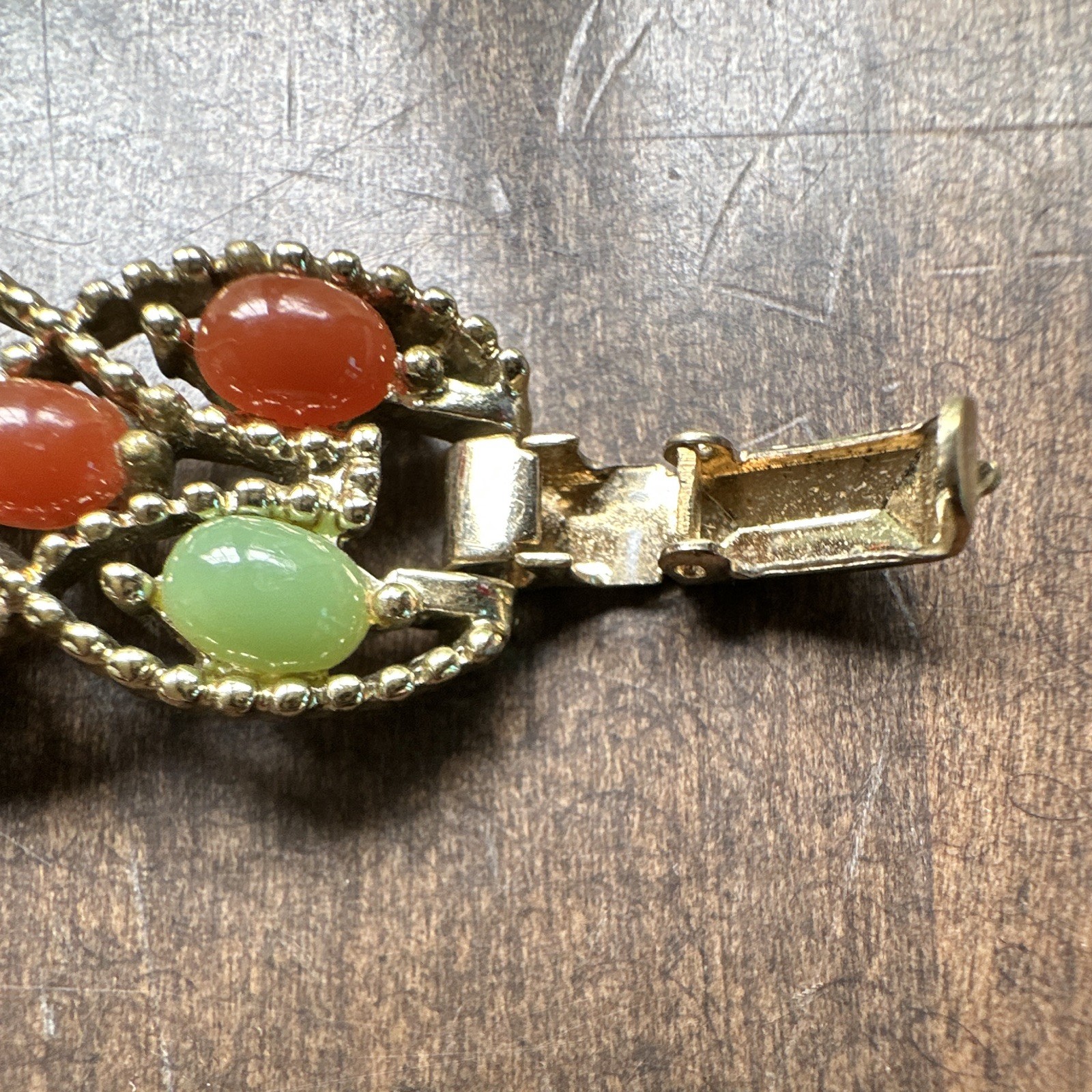 Sarah Coventry Signed Gold Tone Link Bracelet Green/Orange Cabochons Fold Over