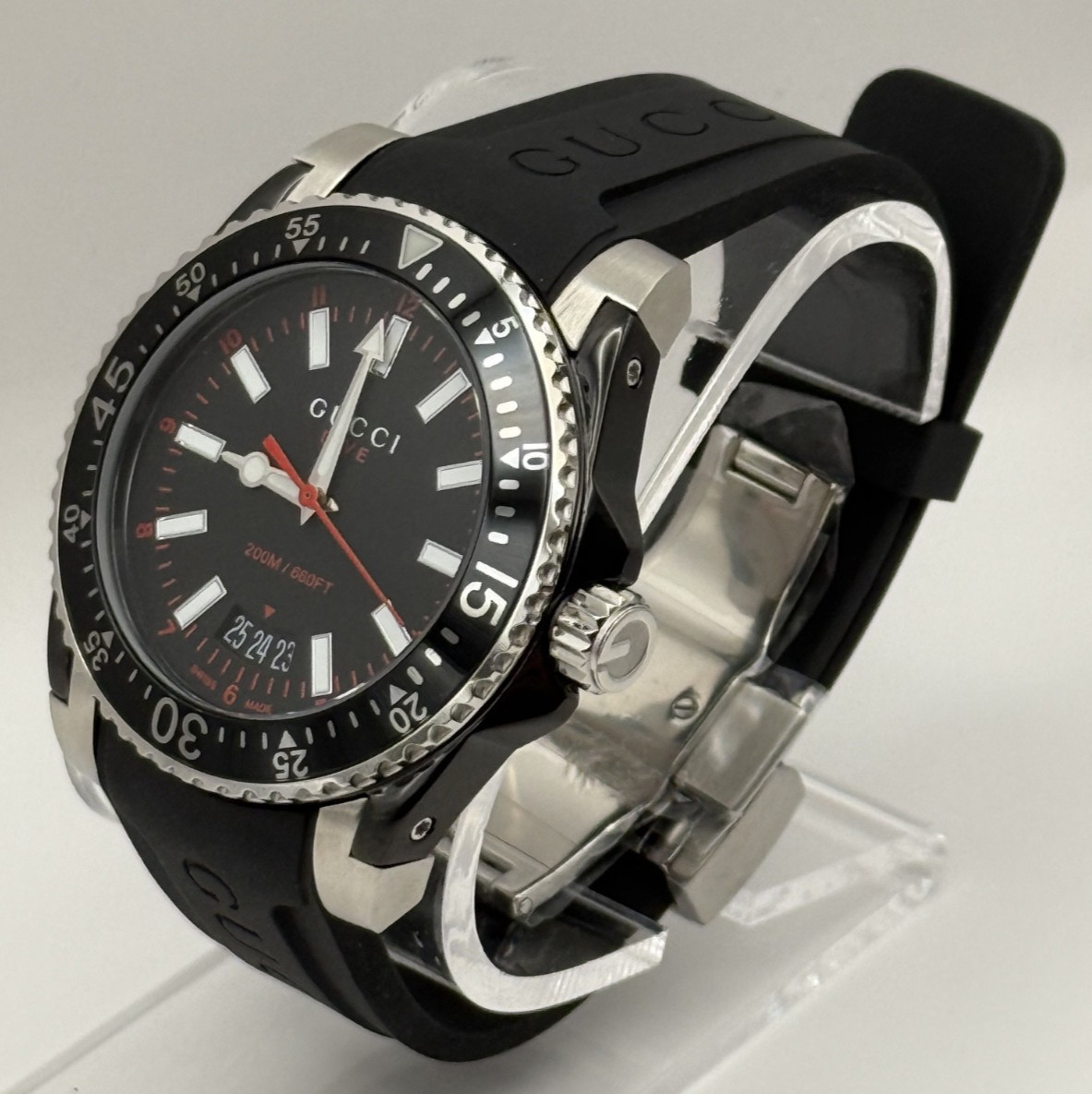 Gucci Dive Quartz Black Dial Black Rubber Strap 40 MM. Watch YA136303