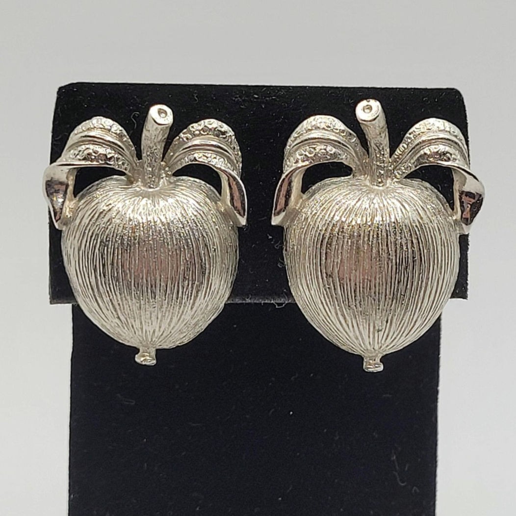 Vintage Signed Sarah Coventry Apple Clip On Earrings Silvertone 1960s MidCentury