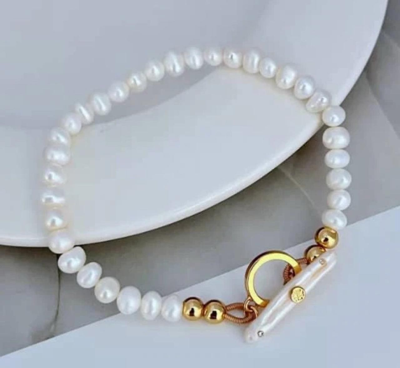 New Tory Logo Pearl Bracelet with Jewelry Pouch Size: 20.5cm