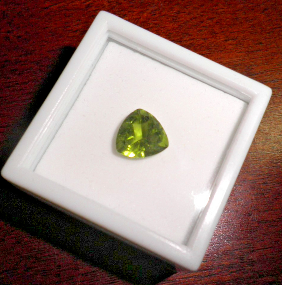 3.20ct Natural PERIDOT Large 10x10mm Trillion *sealed* P6653