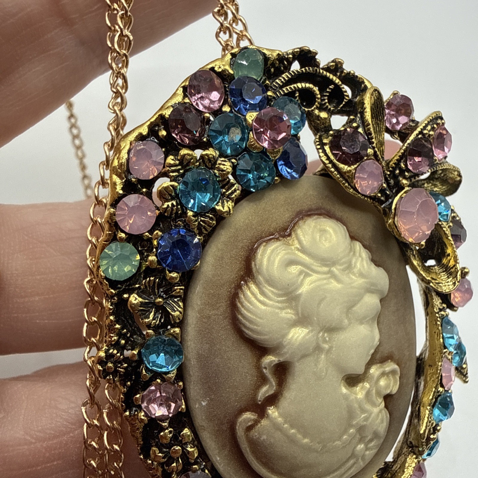 CAMEO LADY RESIN MULTI-COLOR CRYSTAL PENDANT BROOCH NWT With Rose Plated Chain