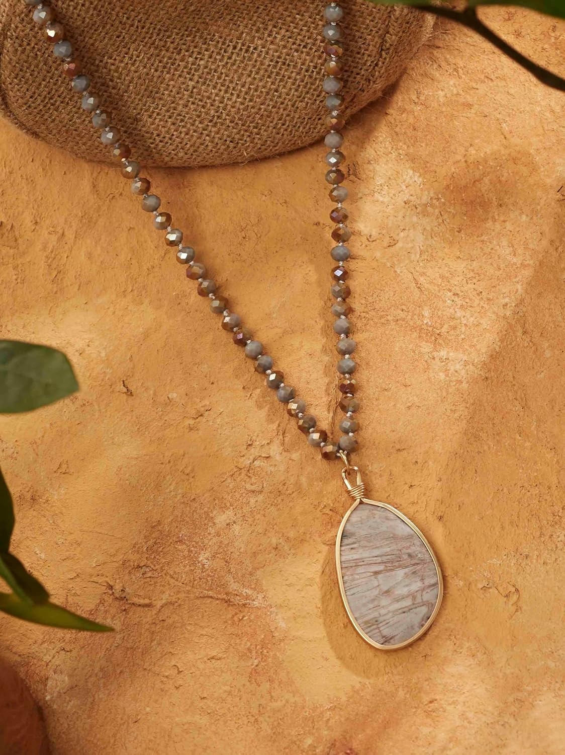Artisanal Agate and Gray Crystal Bead Necklace – Versatile Bohemian Style